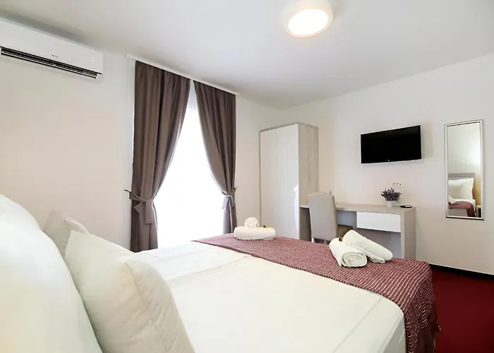 Maxim Deluxe With Balcony & Private Bathrooms - Downtown Spalato, Quiet Neighborhood Lägenhet Split