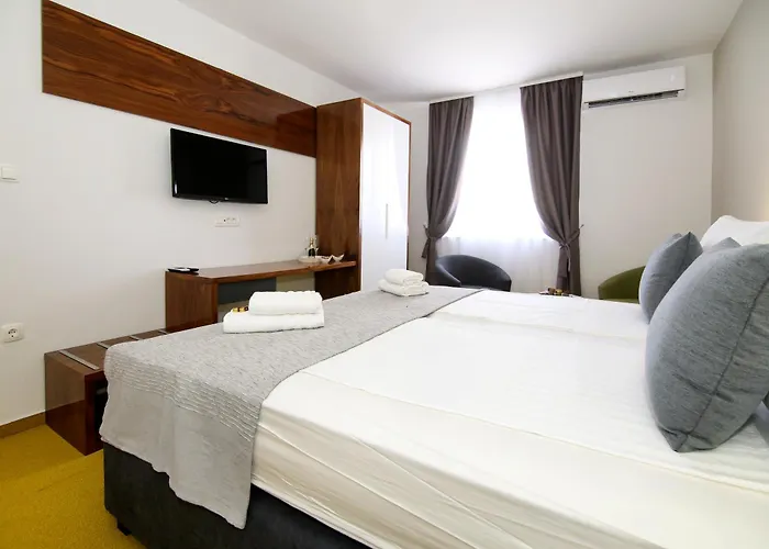 Maxim Deluxe With Balcony & Private Bathrooms - Downtown Spalato, Quiet Neighborhood Lägenhet