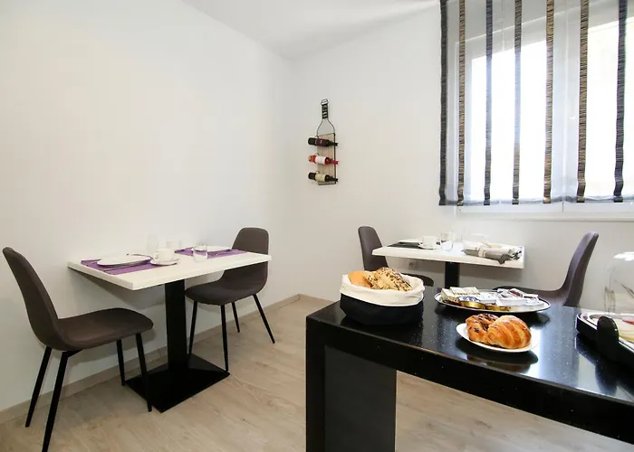 Maxim Deluxe With Balcony & Private Bathrooms - Downtown Spalato, Quiet Neighborhood Lägenhet Split