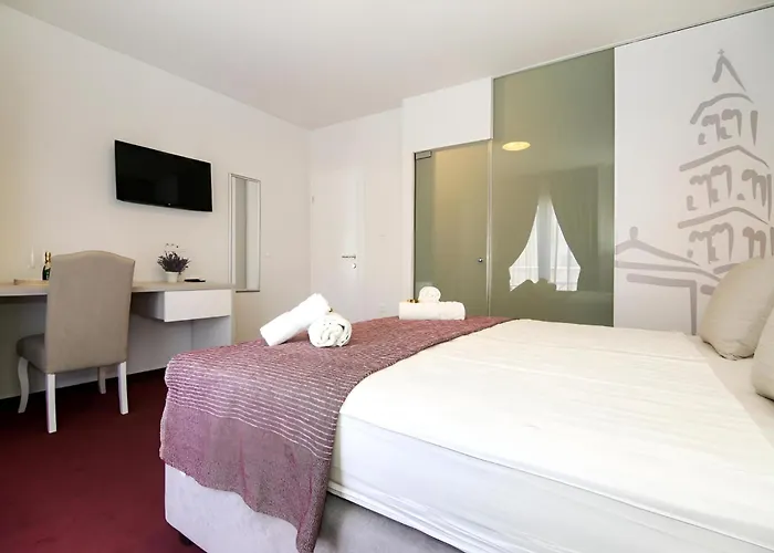 Maxim Deluxe With Balcony & Private Bathrooms - Downtown Spalato, Quiet Neighborhood *