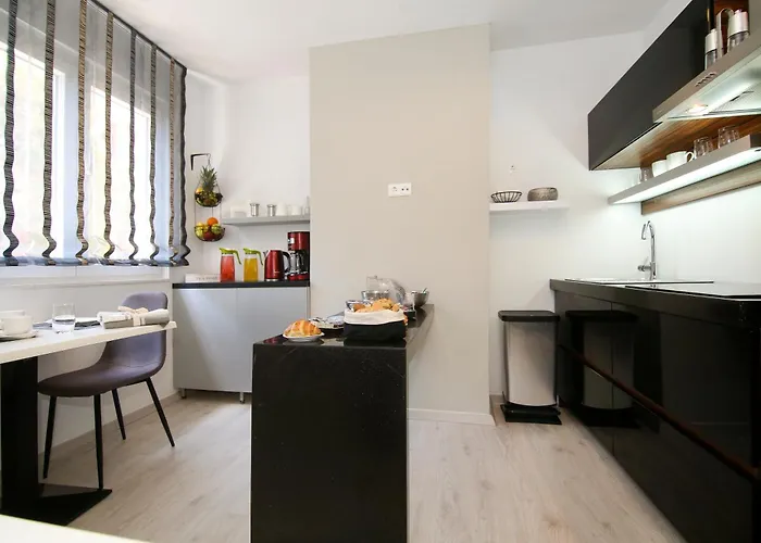 Maxim Deluxe With Balcony & Private Bathrooms - Downtown Spalato, Quiet Neighborhood Lägenhet Split