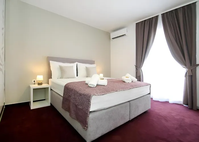 Maxim Deluxe With Balcony & Private Bathrooms - Downtown Spalato, Quiet Neighborhood Split