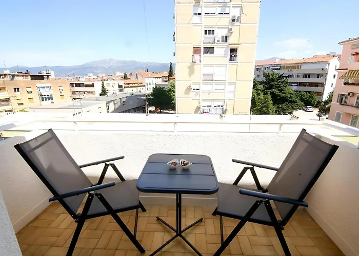 Maxim Deluxe With Balcony & Private Bathrooms - Downtown Spalato, Quiet Neighborhood *