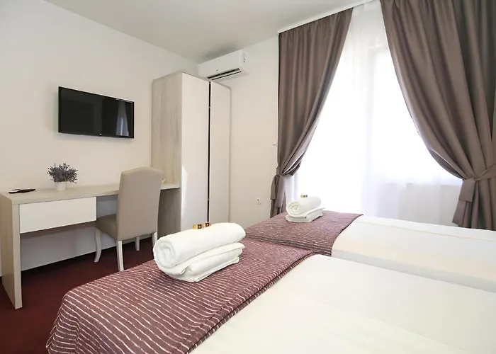 Maxim Deluxe With Balcony & Private Bathrooms - Downtown Spalato, Quiet Neighborhood *