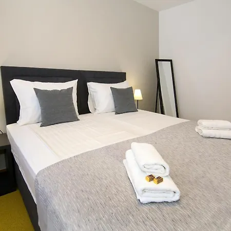 Apartman Maxim Deluxe With Balcony & Private Bathrooms - Downtown Spalato, Quiet Neighborhood