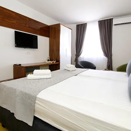 Maxim Deluxe With Balcony & Private Bathrooms - Downtown Spalato, Quiet Neighborhood Apartman
