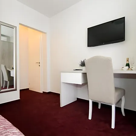 Maxim Deluxe With Balcony & Private Bathrooms - Downtown Spalato, Quiet Neighborhood Apartman