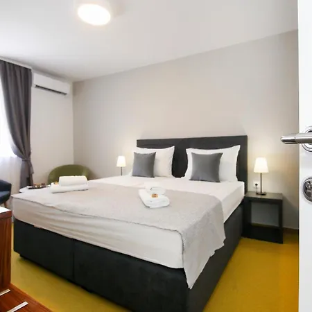 Apartman Maxim Deluxe With Balcony & Private Bathrooms - Downtown Spalato, Quiet Neighborhood