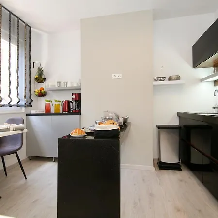 Maxim Deluxe With Balcony & Private Bathrooms - Downtown Spalato, Quiet Neighborhood Апартаменты Сплит