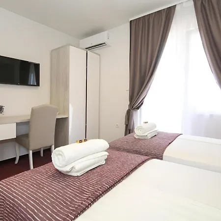 Maxim Deluxe With Balcony & Private Bathrooms - Downtown Spalato, Quiet Neighborhood *