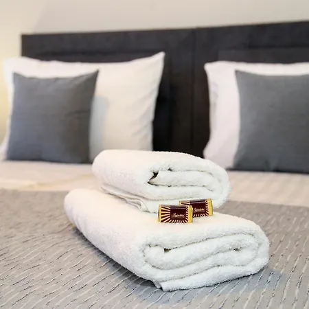 Maxim Deluxe With Balcony & Private Bathrooms - Downtown Spalato, Quiet Neighborhood Lejlighed *