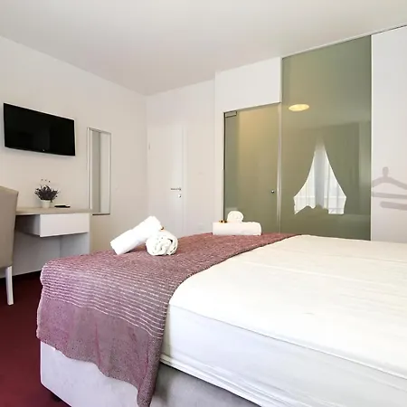 Maxim Deluxe With Balcony & Private Bathrooms - Downtown Spalato, Quiet Neighborhood