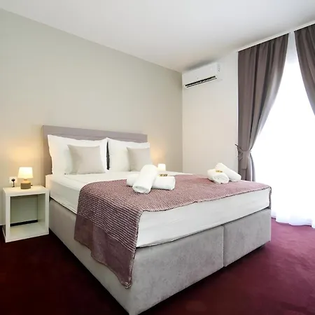 Maxim Deluxe With Balcony & Private Bathrooms - Downtown Spalato, Quiet Neighborhood Split